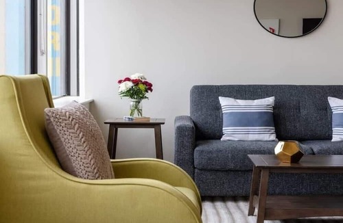 Downtown Dallas Apartment | 16th FL Bold CozySuites w/pool, gym #4