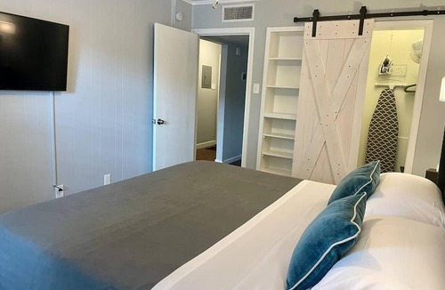 Knox - Henderson Apartment | Henderson Retreat - King bed, patio, walk to fun