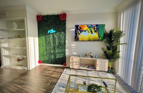 South Central Houston Apartment | Tropical Breeze - 2BR - Major international sporting event - Walk to NRG - Pool - Gym - Sleep 6