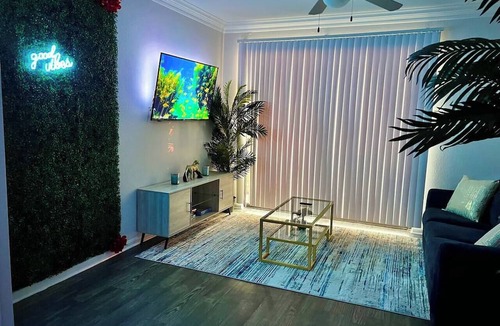 South Central Houston Apartment | Tropical Breeze - 2BR - Major international sporting event - Walk to NRG - Pool - Gym - Sleep 6