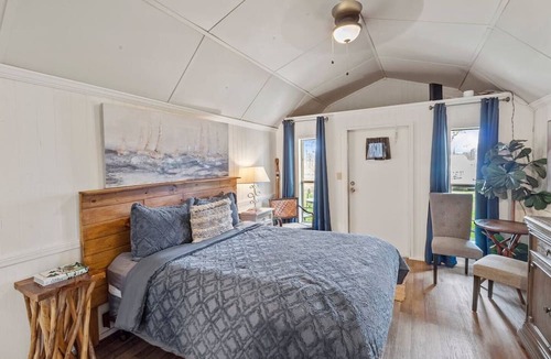 Oil City Apartment | Pelican's Nest with kayaks, Caddo Lake Cabins
