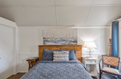 Oil City Apartment | Pelican's Nest with kayaks, Caddo Lake Cabins