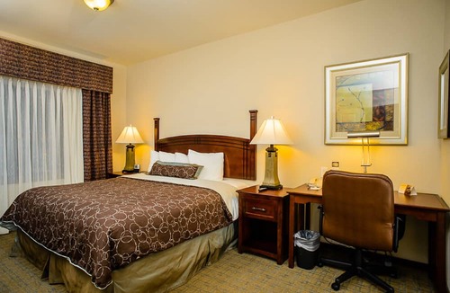 Webster Hotel | Free Breakfast + Outdoor Pool + Fitness Center Access | Close to NASA
