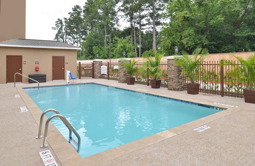 Tomball Condo | King Suite in Tomball | Shared Outdoor Pool + 24h Fitness Center