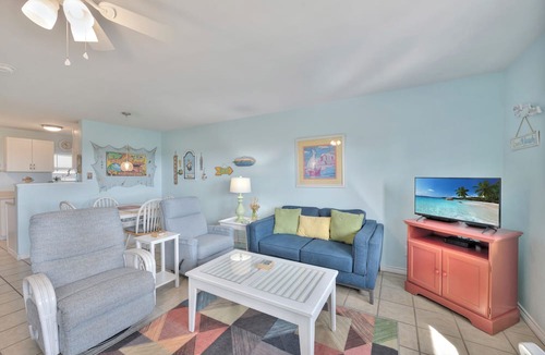 Port Aransas Condo | Ocean View is a 2nd floor beachfront efficiency condo in the heart of Port Arans