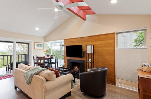 Barton Hills Condo | King bed, view, patio, .33 miles to Barton Springs/Zilker Park, @2 miles to DT!