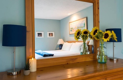 Barton Hills Condo | 1 King bed, covered Deck; .33 mi to Zilker Park & Barton Springs; @2 mi to DT!