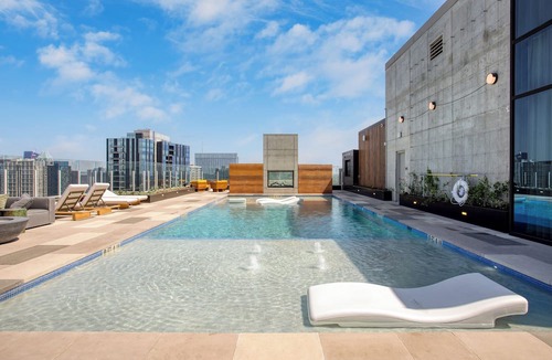 Rainey Street Historic District Condo | Luxe Downtown Austin Condo | 1BR Suite | Natiivo