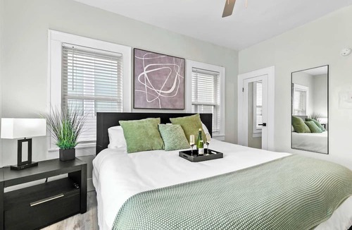 Montrose Condo | Blue Luxe| Pool Tbl| Sleeps 6+ | 10 Min Downtown