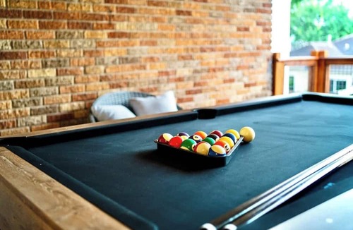 Montrose Condo | Blue Luxe| Pool Tbl| Sleeps 6+ | 10 Min Downtown