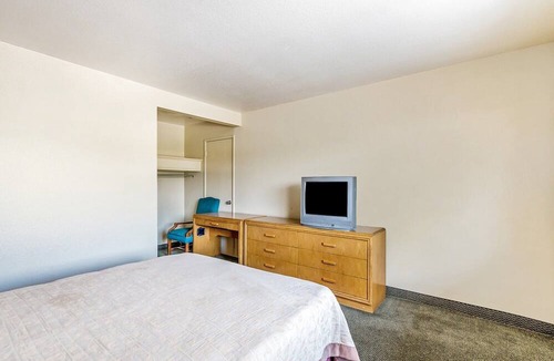 Shreveport Apartment | King Bed Walkin|Shreveport LA