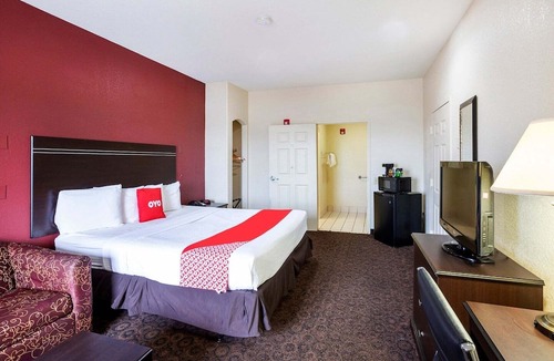 Port Allen Apartment | King Bed | Non-Smoking