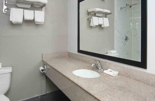West Meadowbrook Apartment | 2 Queen Beds | Non-Smoking