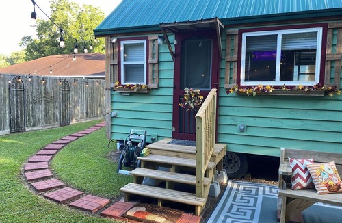 Winnie Cabin | Cozy 1-bedroom cabin in amazing Winnie with AC