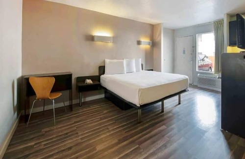 North San Antonio - SAT Hotel | Cozy ADA King Bed|Pool|Free parking