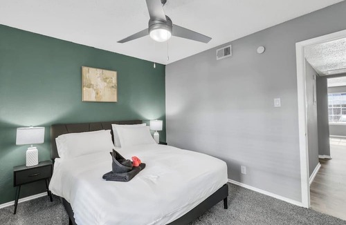 Central Arlington Apartment | Arlington 2BR | AT&T, Globe Life, 6 Flags, Parking