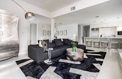East Riverside Apartment | Designer Penthouse on Magazine Street w/Balcony
