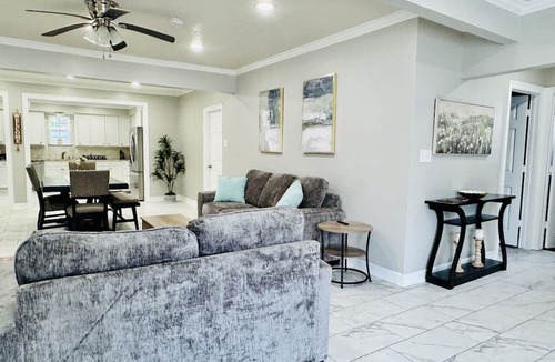 Beaumont House | Newly remodeled Signature Home 4BR 3BA with 6 Beds