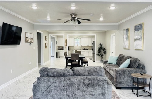 Beaumont House | Newly remodeled Signature Home 4BR 3BA with 6 Beds