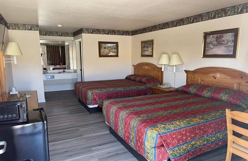 Mathis Apartment | 2 Queen Beds Non-Smoking