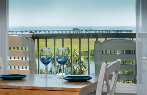 Galveston Condo | NEW Heated Pool & HOT Tub! Top Floor Very CLEAN