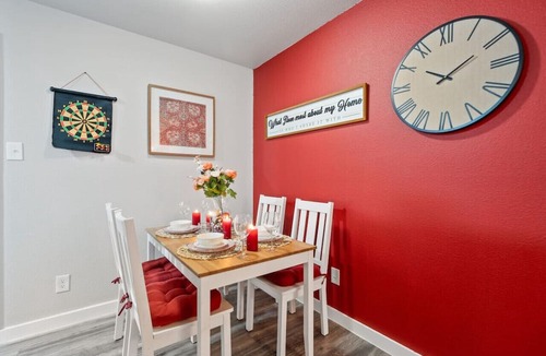 Central Arlington Apartment | Steps Away from the Heart of the FUN!AT&T Walkable