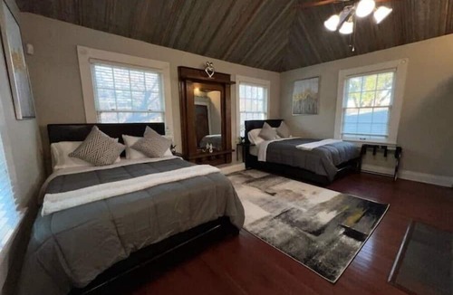 Uptown Condo | THE HISTORIC VICTORIAN HIDEAWAY - WITH SKYLINE VIEWS! BEST LOCATION IN UPTOWN!
