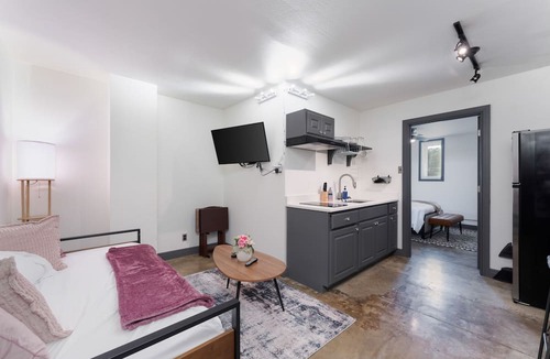 Central City Apartment | Downtown+Art+Music+Cozy Vibes+Min2Beach+Walkable