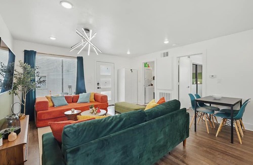 Old East Dallas Apartment | Heart of Dallas in Knox Henderson | Sleeps 4