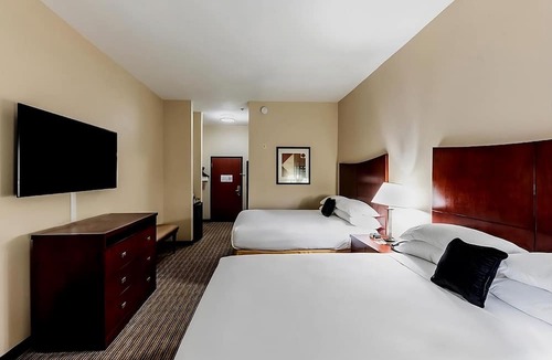 Mineral Wells Hotel | Family-Friendly Suite: 3 Queen Beds, Free Breakfast, Close to Lake Mineral Wells