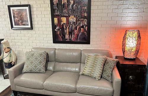 Beauregard Town Historic District Apartment | Cozy Place Downtown by the River Center minutes to LSU. Free Parking/Wifi