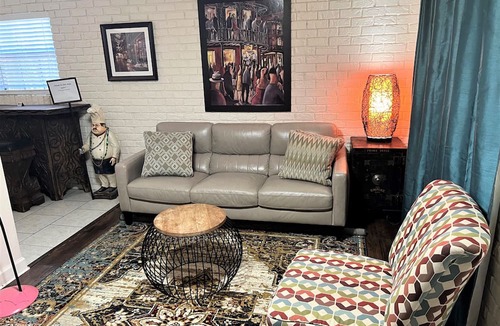 Beauregard Town Historic District Apartment | Cozy Place Downtown by the River Center minutes to LSU. Free Parking/Wifi
