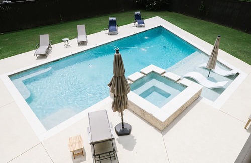 Hammond Apartment | King Bed-Large Living Room-Pool-Hot Tub