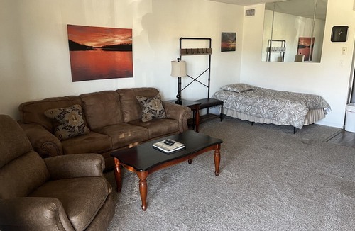 Runaway Bay Condo | THE LODGE. Hotel suite, fitness room, Pool. In Runaway Bay on Lake Bridgeport