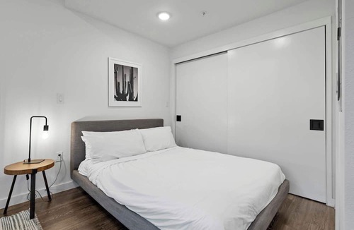 East Cesar Chavez Apartment | Prime DT ATX Studio | Mins to Rainey St | Patio