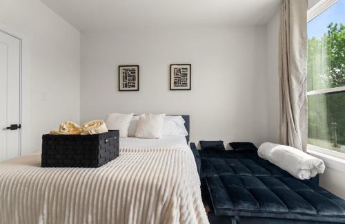Dallas House | New Luxury 5BR 8BD Home Near Airport, Sleeps 10 plus