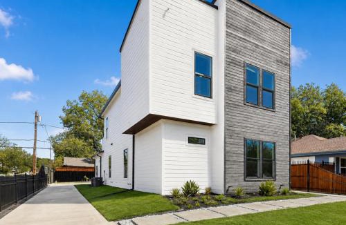 Dallas House | The Hollywood House a Luxury Home With an Outdoor Kitchen and 100 Inch TV