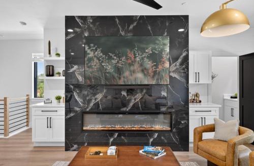 Central Arlington House | Victory Terraces F Walk to Cowboys Stadium Game room and Rooftop patio