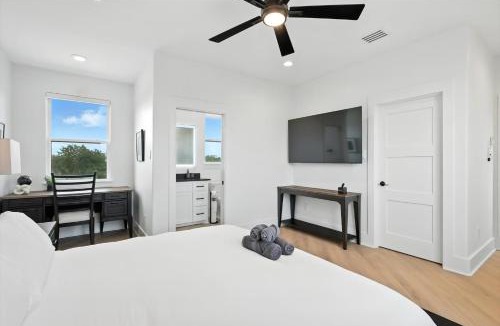 Gainesville House | Heavenly Retreat – 5BD/55BA of Waterfront Living