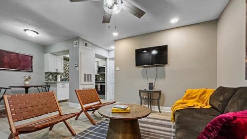 Metairie Apartment | Ambiance of New Orleans