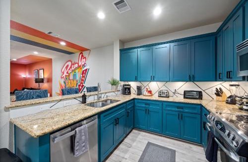 East Downtown Houston House | Modern 3-Story Townhome w Pool Table, Sleeps 10 Near Stadiums