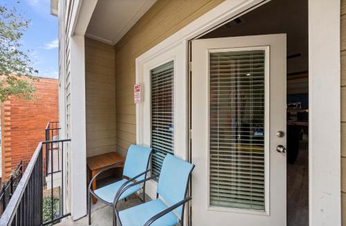 East Downtown Houston House | Modern 3-Story Townhome w Pool Table, Sleeps 10 Near Stadiums