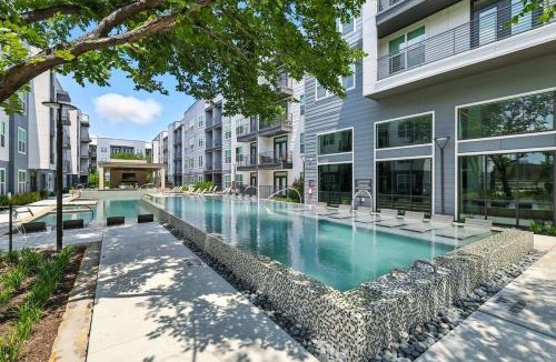 Fort Worth Apartment | 99 Modern 2B2B Near Stockyards, Resort Pool & Gym, 7M to Dickies Stadium, 15M to AT&T stadium