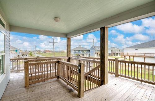 Crystal Beach House | Two Adjacent Cabins that Sleeps 18