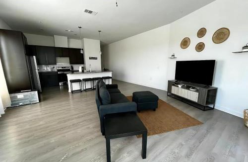 Leander Apartment | Elegant Home with Stunning Views and Comfortable Amenities