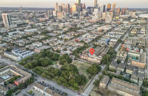 Midtown House | Best of Midtown-3 Bedrooms Minutes to Attractions