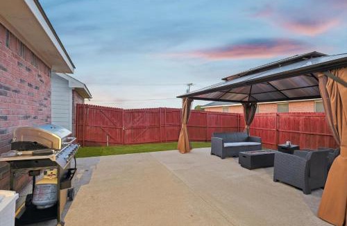 DeSoto Villa | 5BR Holiday Getaway in DeSoto with Pool, Hot Tub & Cinema