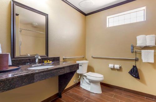 Center Hotel | Best Western Plus Classic Inn and Suites