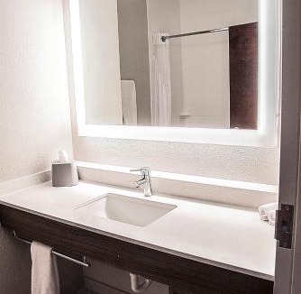 Alexandria Hotel | Holiday Inn Express & Suites Alexandria by IHG