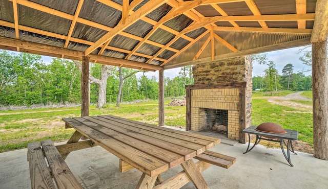 Updated Studio Cabin in Ozark w/Yard & Mtn View